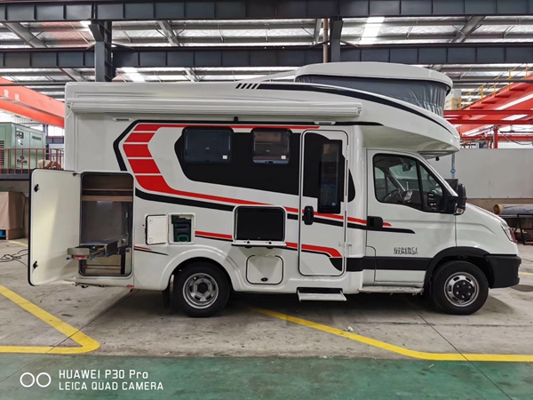 齐星依维柯欧胜C型小额头升降顶房车（后横置床布局）国6