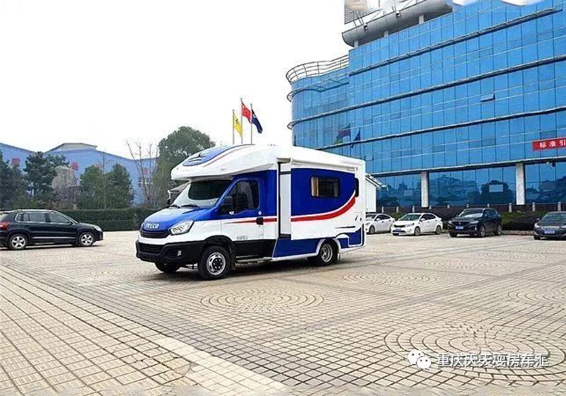 齐星依维柯欧胜C型小额头双拓展房车